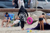 Cazeneuve estima que una ley contra el 'burkini' incrementaría la tensión en Francia