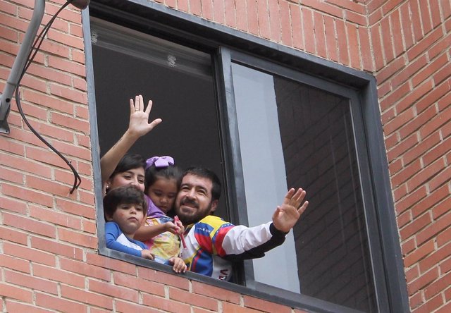 El líder opositor venezolano Daniel Ceballos junto a su familia