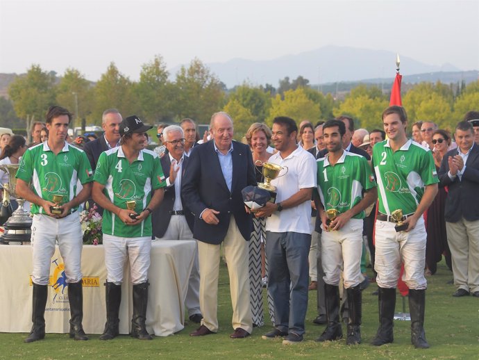 Rey Juan Carlos entrega la Copa de Oro Cartier 