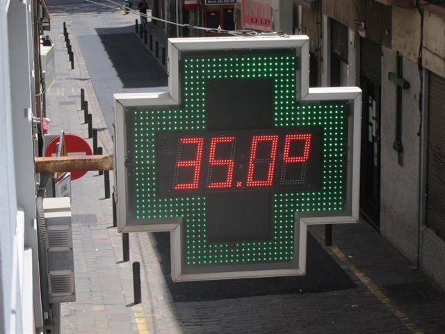 Termómetro de una farmacia marcando 35ºC