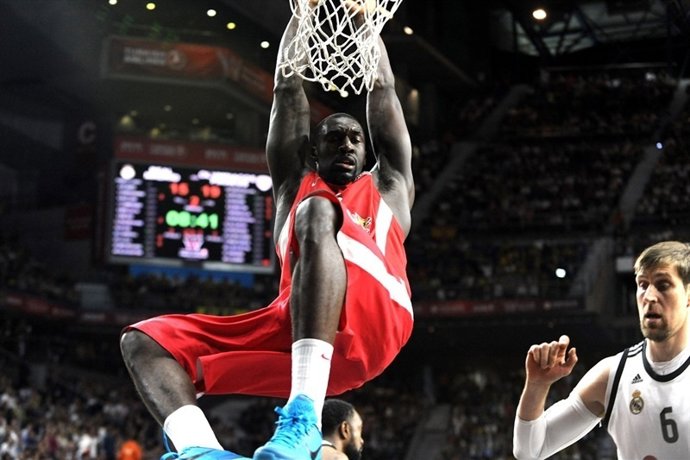 Hunter machaca ante Nocioni en la final de la Euroliga 2014-2105