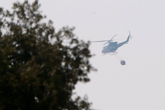 Medios aéreos en el incendio de Castillo de las Guardas (Sevilla)