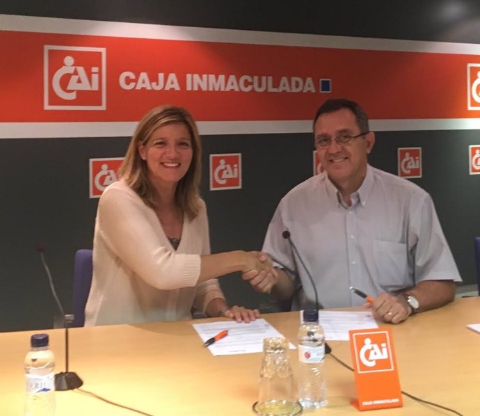Firma entre Fundación CAI y CADIS Huesca