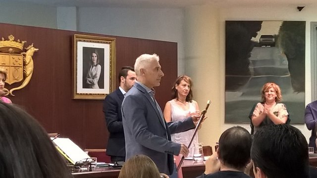 Armando Esteve con la vara de mando tras la moción de censura