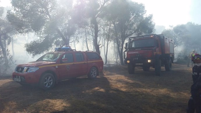 Tareas de extinción del fuego en Zuera (Zaragoza)