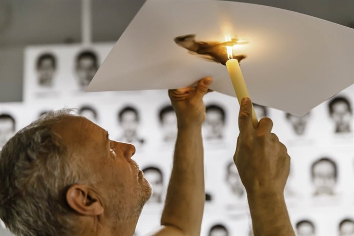 El artista Steven Spazuk en una campaña de Amnistía Internacional