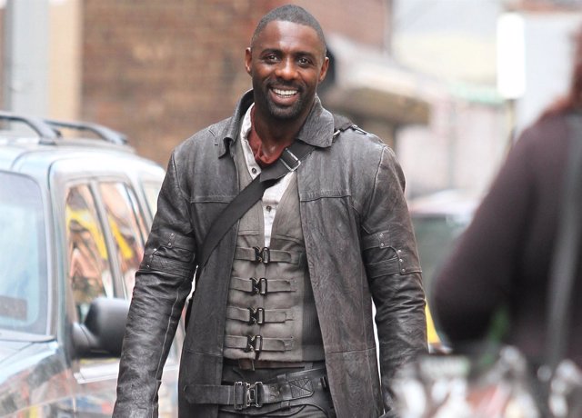 Idris Elba es Roland Deschain en La Torre Oscura