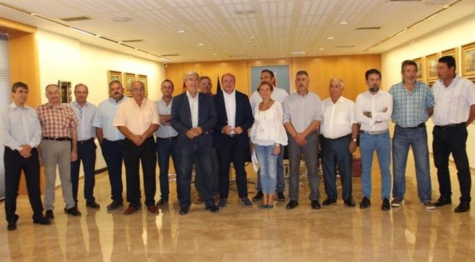 Pedro Antonio Sánchez, Adela Martínez-Cachá y representantes del sector agrícola