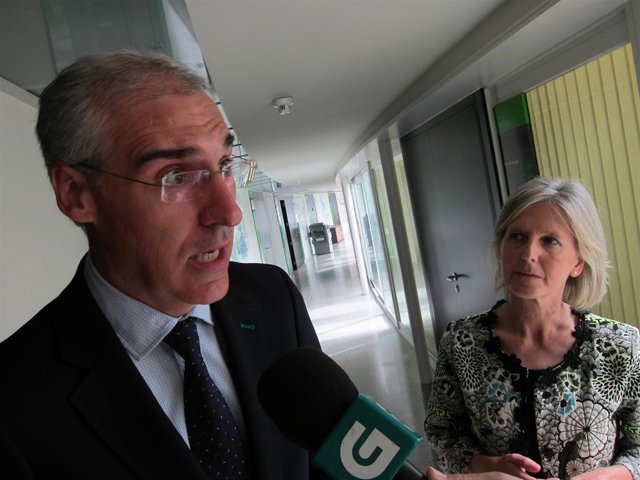 El conselleiro de Economía, Francisco Conde, y la responsable de Emprego