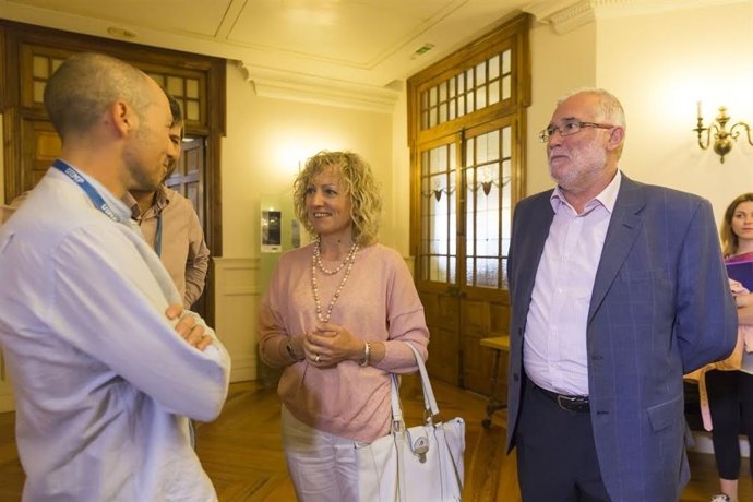 Rosa Eva Díaz Tezanos, acompañada de Ramón Ruiz, en la UIMP