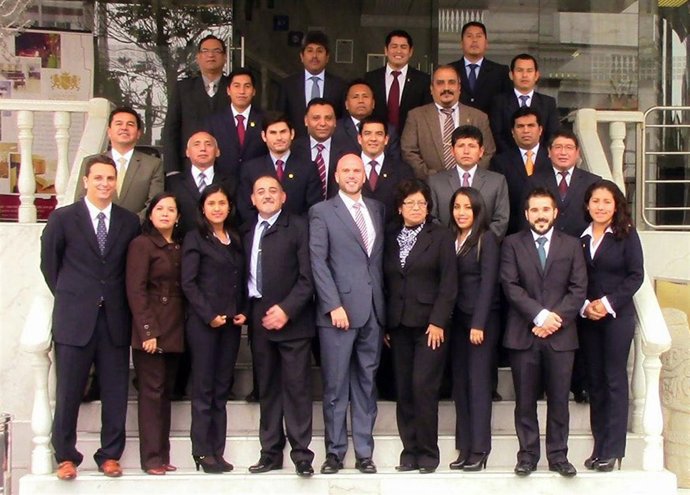 Imagen de los agentes de la Guardia Civil, posando con los alumnos