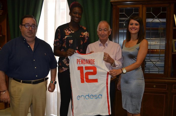 Amat recibe a la jugadora de baloncesto Lola Pendande