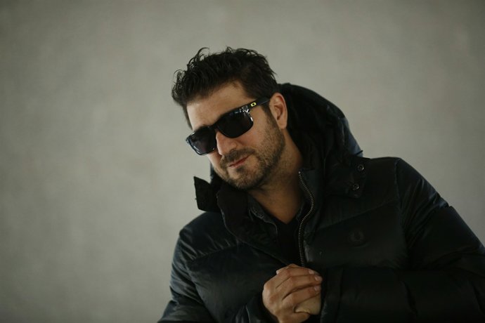 Posado del cantante Antonio Orozco