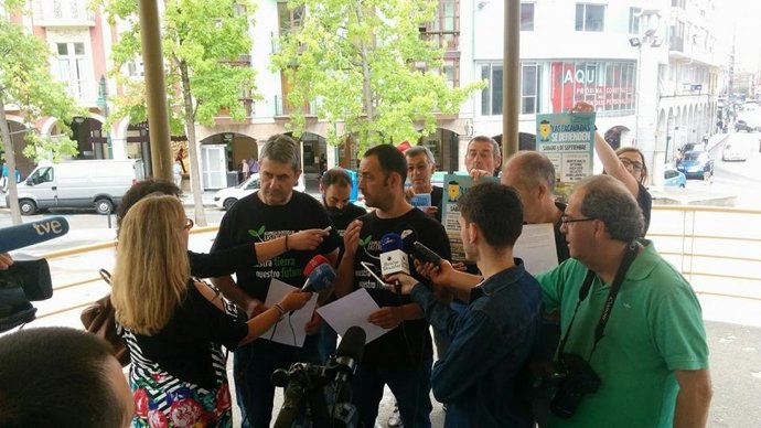 Miembro de colectivo de Las Excavadas hace declaraciones a los medios