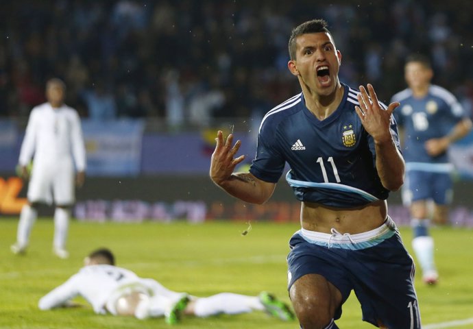 Sergio Agüero celebra un gol en la Copa América ante Uruguay