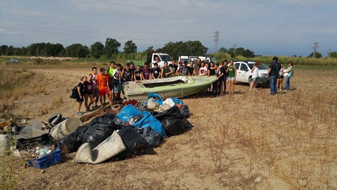Una veintena de jóvenes participa en la limpieza de els Aiguamolls de l'Empordà