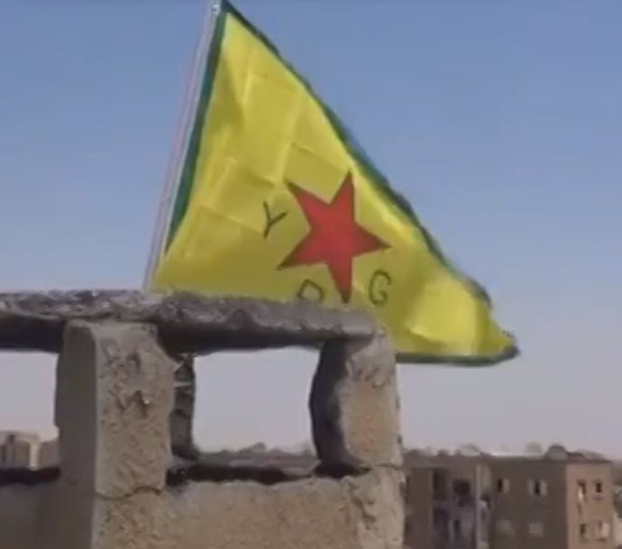 Bandera de la guerrilla kurda de las Unidades de Protección Popular (YPG)