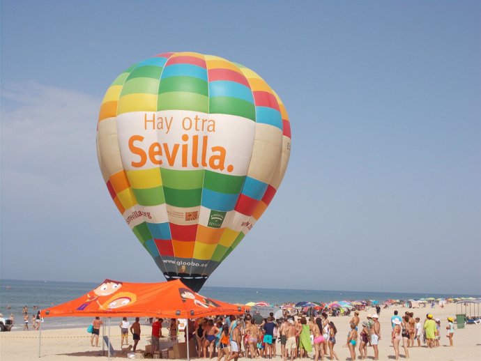 Globo aerostático de la Diputación de Sevilla, en la costa