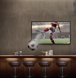 Proyección de un bar emitiendo un partido de fútbol