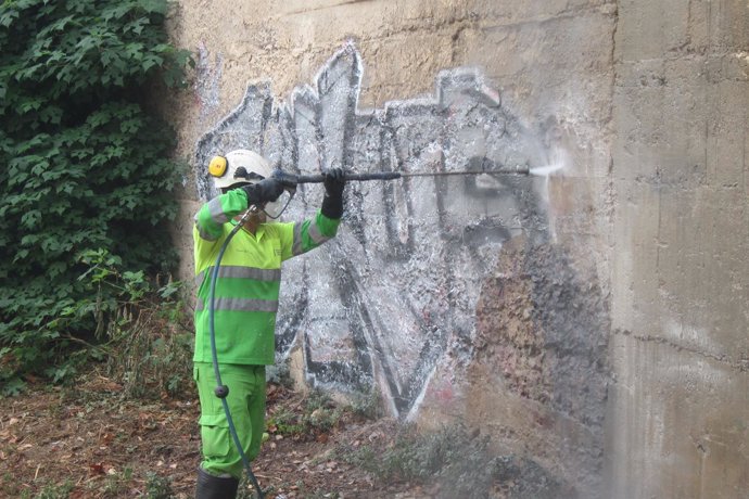 Limpieza de un 'graffiti' en Barcelona