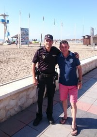 Un agente de la Policía rescata a un bañista a punto de ahogarse en Torremolinos