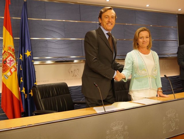 Rafael Hernando y Ana Oramas en la firma del acuerdo entre el PP y CC