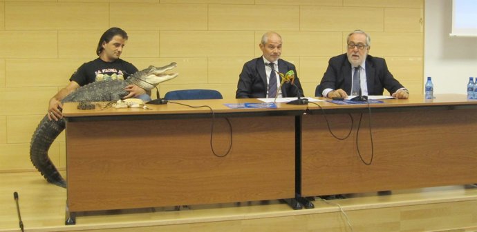 Caramanzana (centro) y Useros (drcha) con Pierre y el aligátor americano