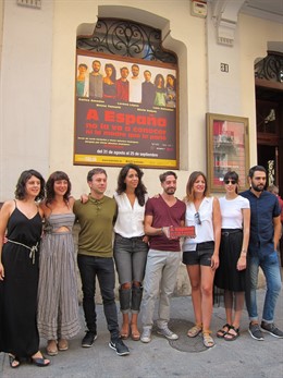 Director y actores de la obra