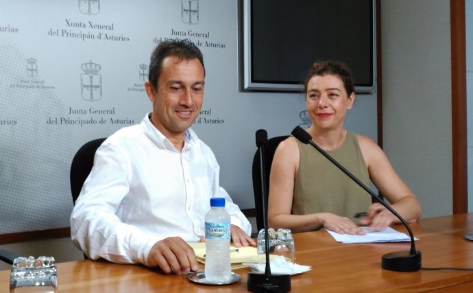 Ovidio Zapico y Cristina Pontón en rueda de prensa. 