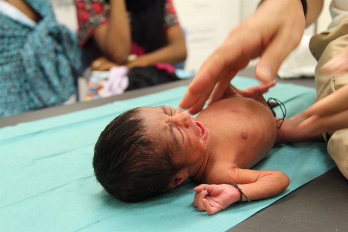 Un bebé prematuro rescatado por MSF en el Mediterráneo