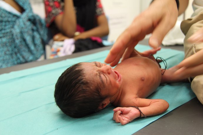 Un bebé prematuro rescatado por MSF en el Mediterráneo