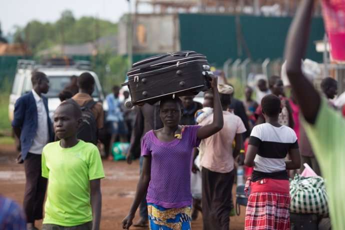 Refugiados de Sudán del Sur llegan a un centro de recogida en Egelo (Uganda)