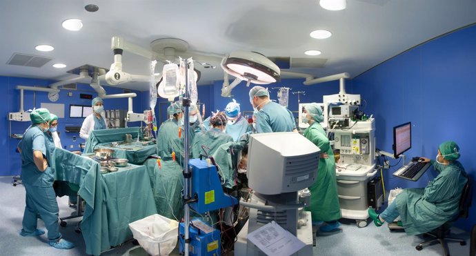 Imagen de equipo quirúrgico de la CUN durante cirugía de trasplante cardiaco.