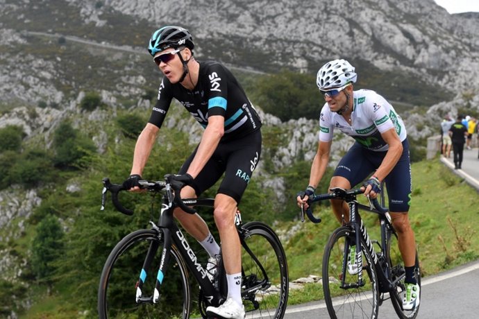 Chris Froome asciende los Lagos de Covadonga