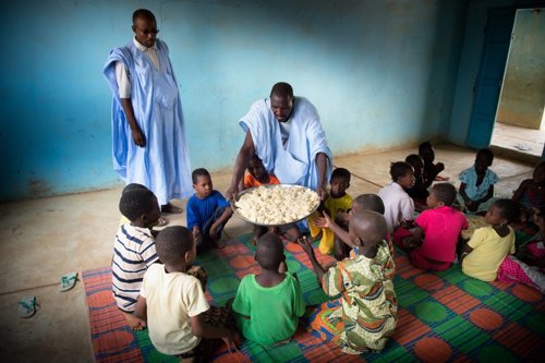 NIños comiendo en Mauritania en 2015, PMA