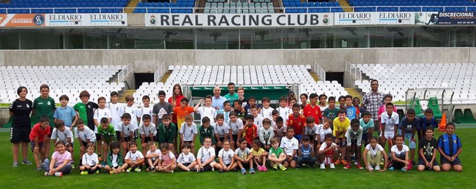 Niños de 'Vacaciones en paz' en los campos de Sport del Sardinero