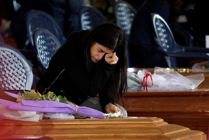 Una mujer llora en el funeral por las víctimas del terremoto en Amatrice, Italia