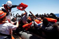 Libia dice que realizó disparos de advertencia a un barco de MSF frente a sus costas