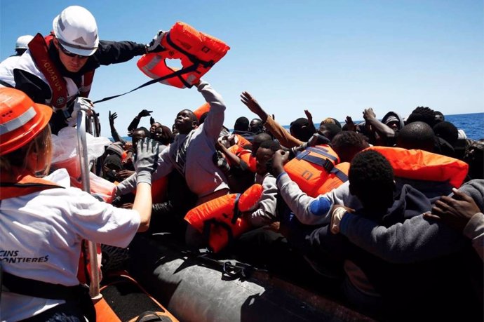 Equipos de SOS Méditerranée  y MSF rescatan a migrantes en una balsa abarrotada 