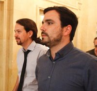 La madre de Pablo Iglesias y el hermano de Garzón, siguiendo la investidura en el Congreso