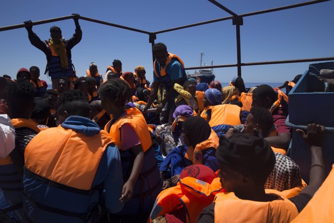 Barco de rescate de Médicos Sin Fronteras en el Mediterráneo central Dignity I