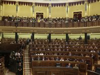 El padre de Pedro Sánchez sigue a su hijo en el debate de investidura desde la tribuna