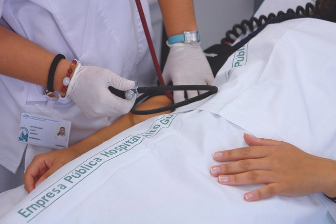 Una enfermera atiende a un paciente en el Hospital Alto Guadalquivir.