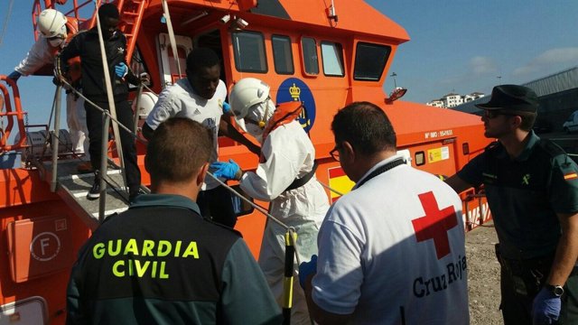 Desembarco de inmigrantes en el puerto de Tarifa