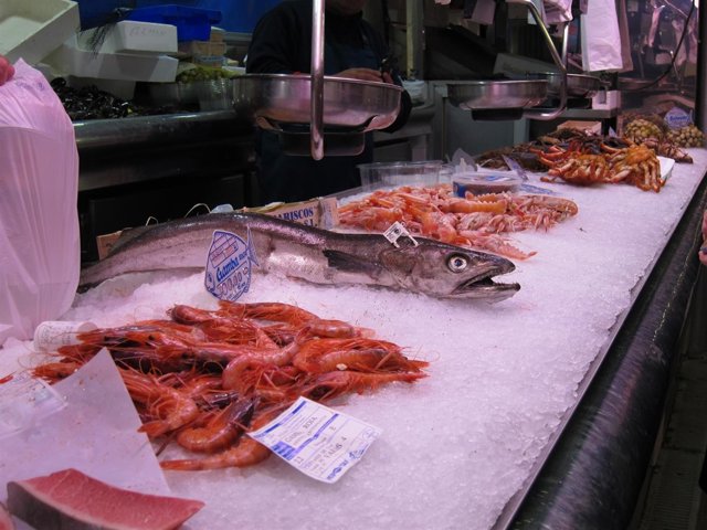Plaza de abastos. Navidad. Compras. Gambas. Pescadería