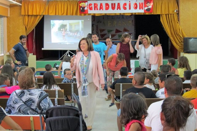 Sánchez Rubio saluda a niños participantes en la escuela de verano de El Valle.