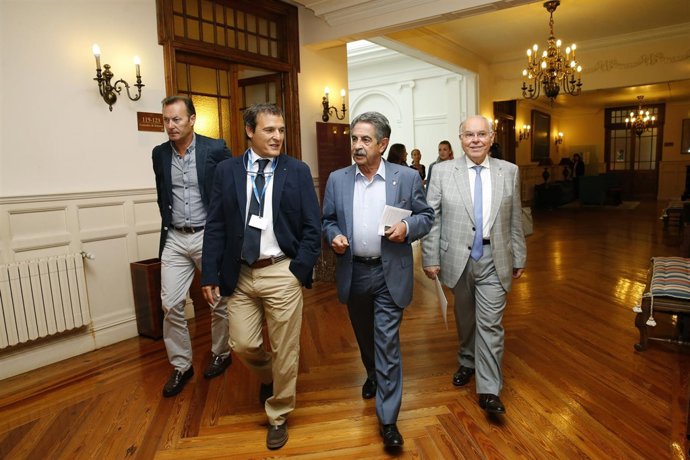 Revilla asiste a la inauguración de un curso de la UIMP