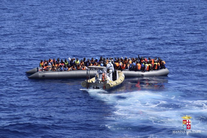 Embarcación con refugiados que intentaba llegar de Libia a Italia