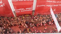 La Tomatina cumple su rito anual y baña Buñol de tomate