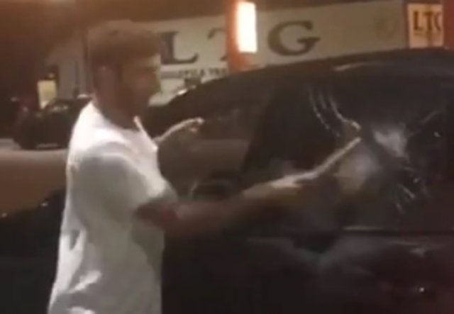 Iannone rompe la ventanilla de su coche con un martillo